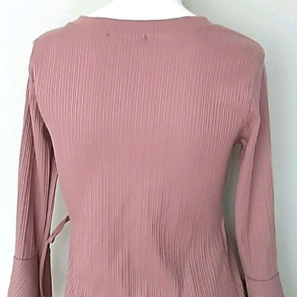 Almost Famous Mauve Ruffled Top. Size Medium - Picture 7 of 10